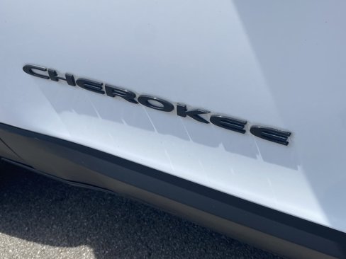 Used 2017 Jeep Cherokee Altitude image 8