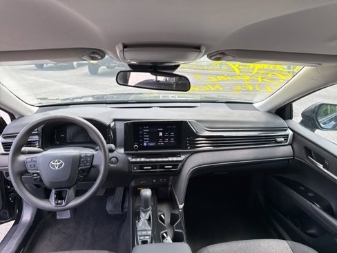 Used 2025 Toyota Camry LE image 28