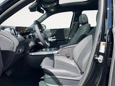 Used 2025 Mercedes-Benz GLB 250 4MATIC image 9