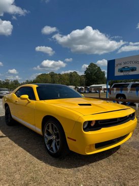 Used 2017 Dodge Challenger SXT image 2
