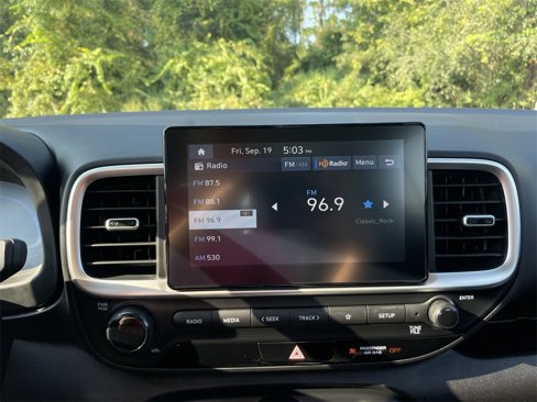 Used 2023 Hyundai Venue SEL image 16