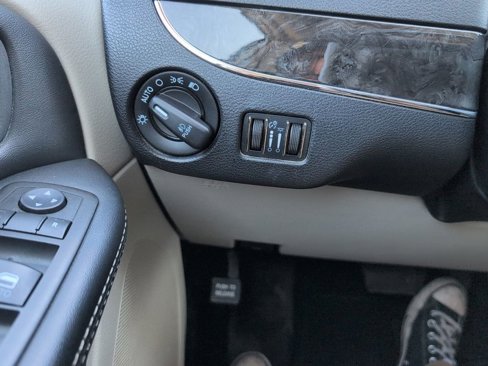 Used 2015 Chrysler Town & Country Touring image 15