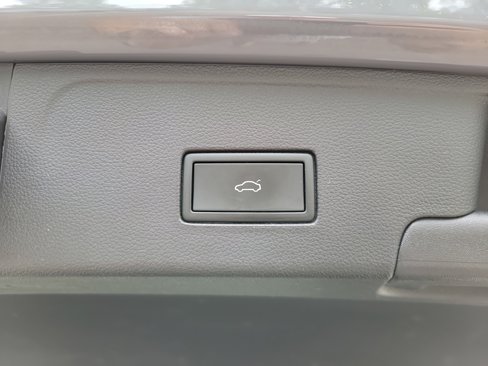 Used 2021 Volkswagen Atlas Cross Sport SEL Premium image 12