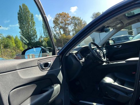 Used 2021 Volvo XC60 T5 Momentum w/ Premium Package image 20