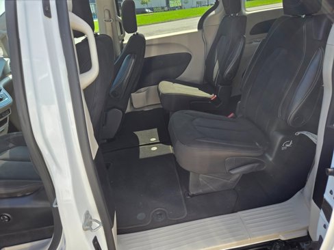 Used 2022 Chrysler Voyager LX image 8