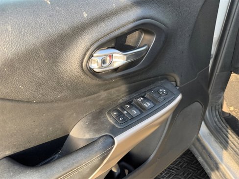 Used 2018 Jeep Cherokee Limited image 14