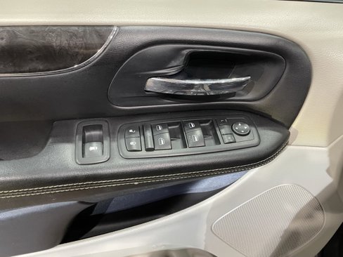 Used 2013 Chrysler Town & Country Touring-L w/ Driver Convenience Group image 33