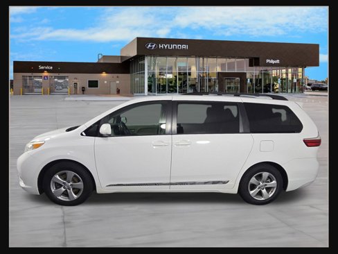 Used 2016 Toyota Sienna LE image 2