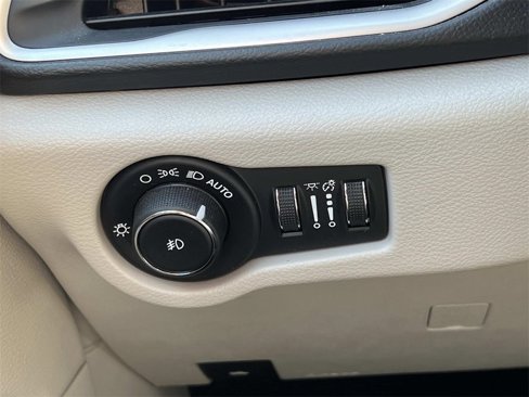 Used 2019 Chrysler Pacifica Touring Plus w/ Tire & Wheel Group image 27