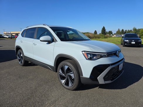 New 2025 Volkswagen Taos SE image 1
