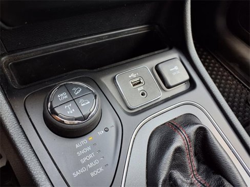 Used 2019 Jeep Cherokee Trailhawk w/ Cold Weather Group image 21