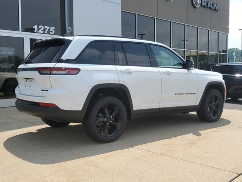 Used 2024 Jeep Grand Cherokee Limited w/ Black Appearance Package image 4