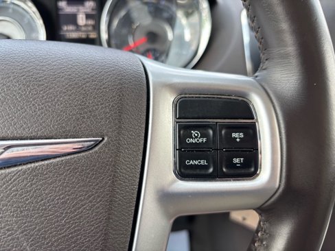 Used 2015 Chrysler Town & Country Touring image 30