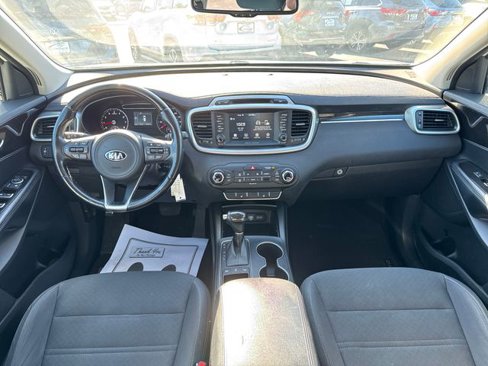 Used 2017 Kia Sorento LX w/ LX Convenience Package image 16