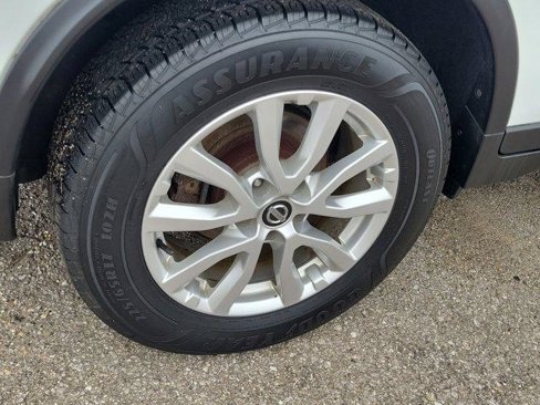 Used 2017 Nissan Rogue SV w/ SV Premium Package image 5