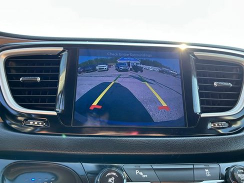 Certified 2017 Chrysler Pacifica Touring-L image 13