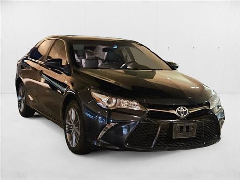 Used 2017 Toyota Camry SE w/ Moonroof Package image 3