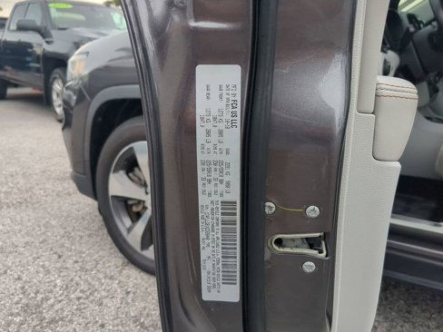 Used 2019 Jeep Cherokee Limited w/ Luxury Group image 32