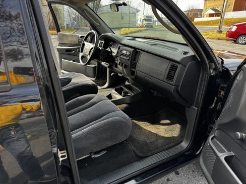 Used 2004 Dodge Dakota Sport w/ Deluxe Convenience Group image 11