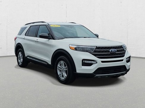 Used 2022 Ford Explorer XLT w/ Equipment Group 202A image 3