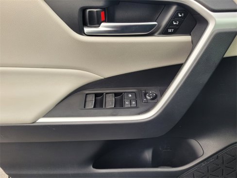 Used 2022 Toyota RAV4 XLE Premium image 31