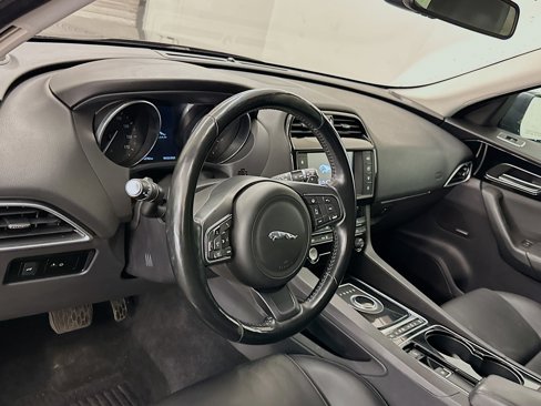 Used 2017 Jaguar F-PACE Premium image 18