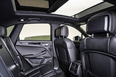 Certified 2018 Porsche Macan image 16