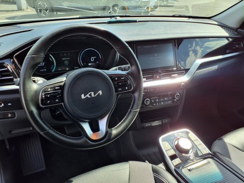 Certified 2022 Kia Niro EX image 10