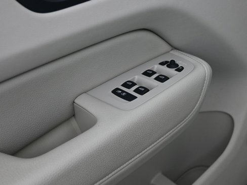 Certified 2022 Volvo XC60 B5 Momentum w/ Advanced Package image 11