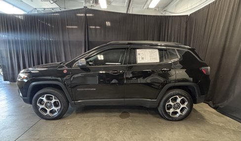 Used 2022 Jeep Compass Trailhawk w/ Trailhawk Elite Group image 2