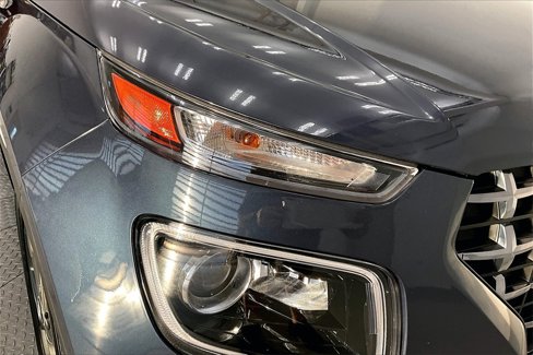 Used 2023 Hyundai Venue Limited image 30
