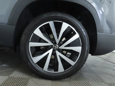 Certified 2022 Volkswagen Taos SE image 32