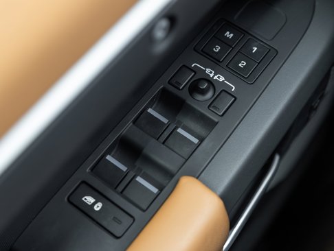 Used 2023 Land Rover Defender 130 X-Dynamic SE image 17
