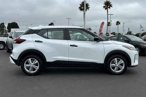 New 2025 Nissan Kicks Play S image 3