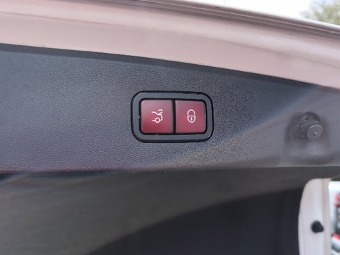 Used 2015 Mercedes-Benz E 350 Sedan image 23