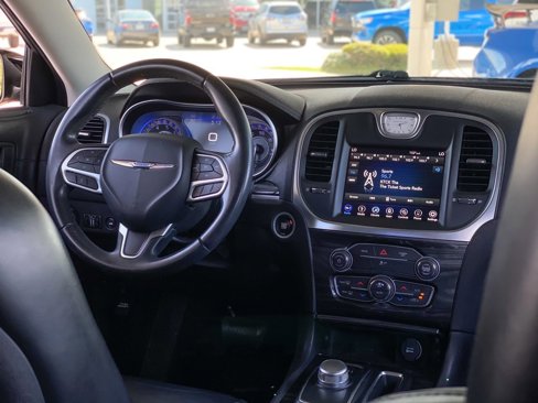 Used 2018 Chrysler 300 Touring L image 5