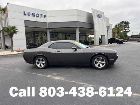 Used 2015 Dodge Challenger SXT image 2