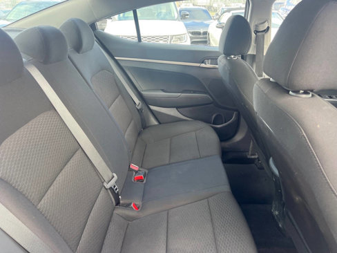 Used 2019 Hyundai Elantra SE image 9
