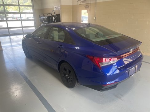 Used 2023 Hyundai Elantra Blue image 5