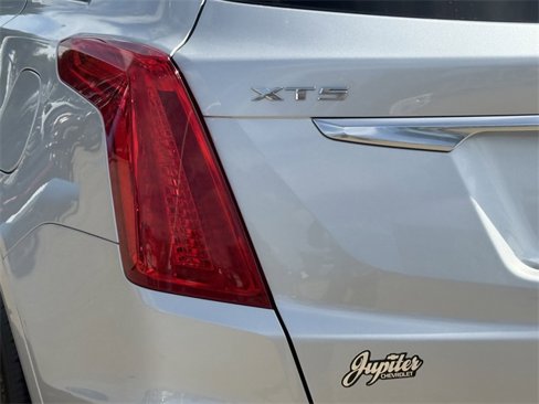 Used 2018 Cadillac XT5 Luxury w/ Driver Awareness Package image 6