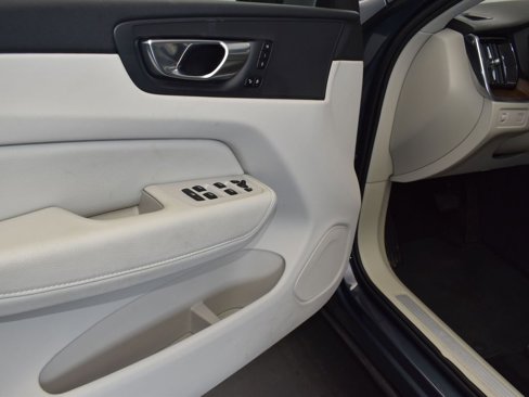 Used 2022 Volvo XC60 B5 Momentum w/ Climate Package image 11