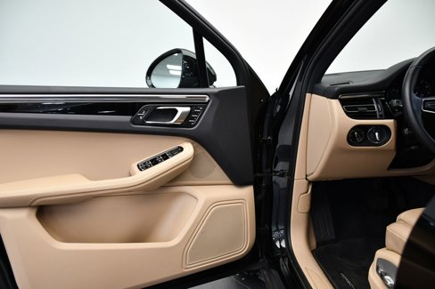 Certified 2023 Porsche Macan image 34