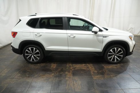 Certified 2022 Volkswagen Taos SE image 3
