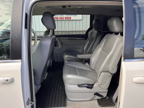 Used 2010 Volkswagen Routan SE image 11
