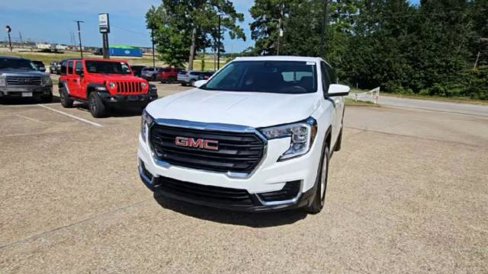 Certified 2024 GMC Terrain SLE image 3