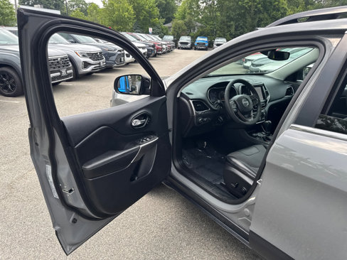 Used 2022 Jeep Cherokee Limited image 11