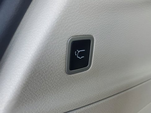 Used 2023 Chrysler Pacifica Limited image 13