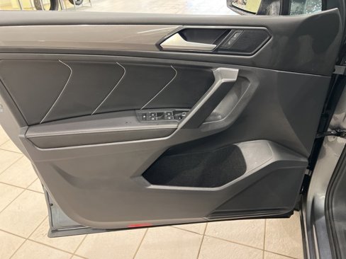 Used 2023 Volkswagen Tiguan SE w/ Panoramic Sunroof Package image 12