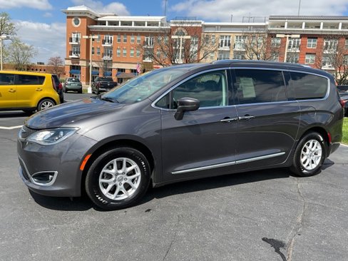 Used 2020 Chrysler Pacifica Touring-L image 3