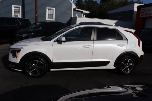 Used 2023 Kia Niro LX image 2